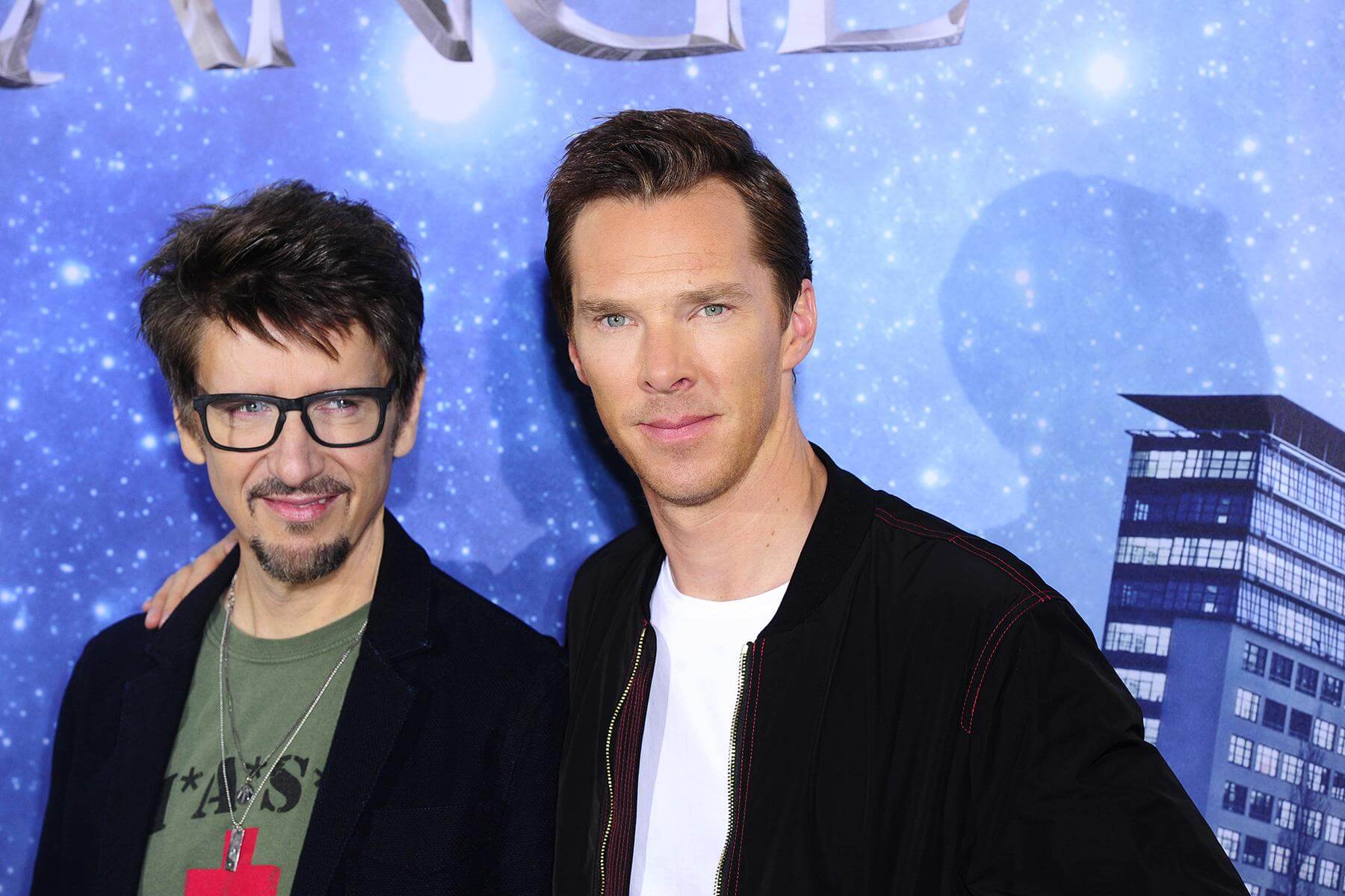 Scott Derrickson berpose bersama Benedict Cumberbatch